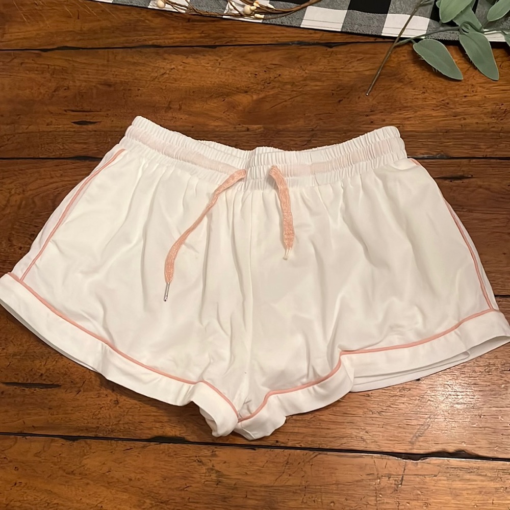 Princess Polly white and pink shorts size 6